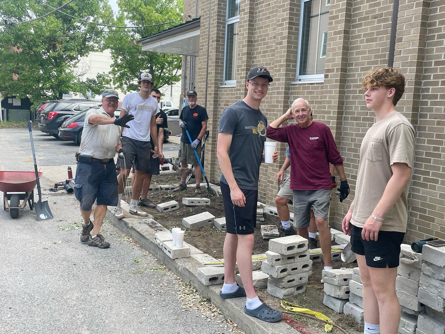 Brothers and alumni working together on a house improvement day